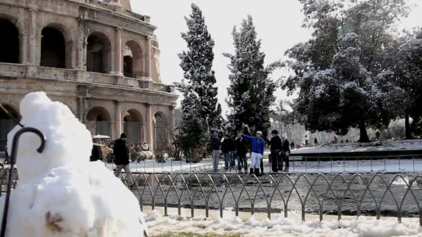 Gente caminando cerca del Coliseo — Vídeo de stock