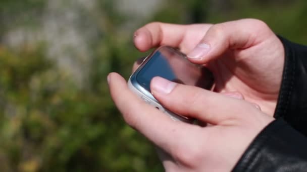 Femme utilisant un smartphone