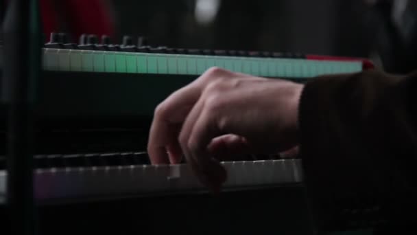 Piano com mãos de jogadores — Vídeo de Stock