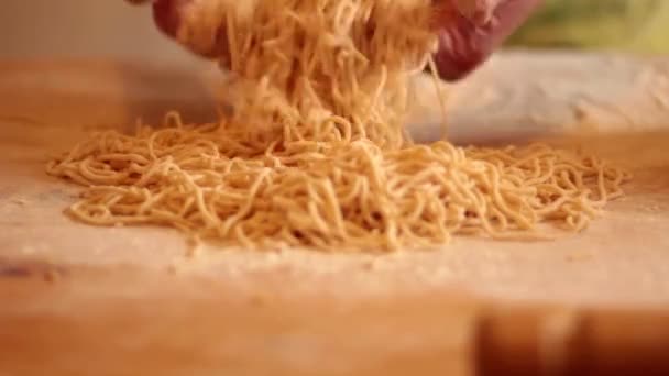 Mujer preparando pasta casera — Vídeos de Stock