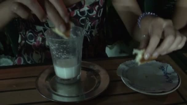 Frau isst Frühstück mit Croissants und Cappuccino — Stockvideo
