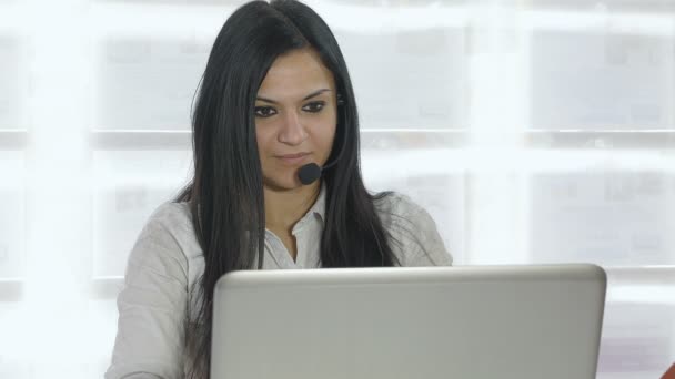 Бізнес-леді на роботі з ноутбуком — стокове відео