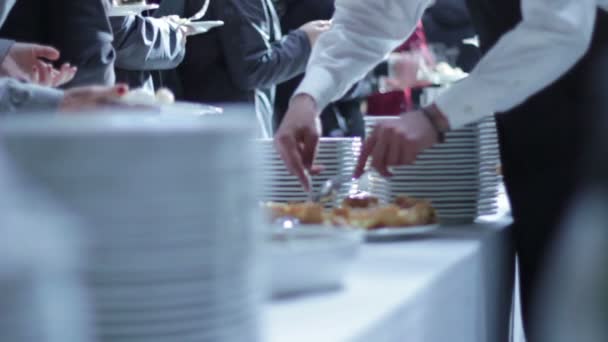 Comida de catering - buffet con hombres de negocios — Vídeos de Stock