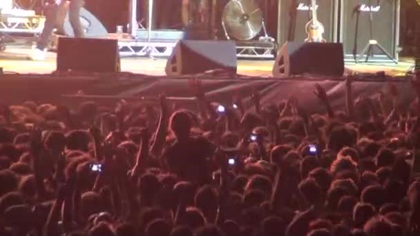 Multidão num concerto de rock — Vídeo de Stock