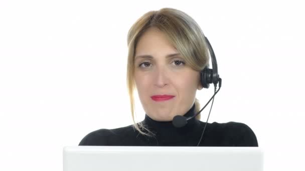 Operador femenino en auriculares — Vídeo de stock