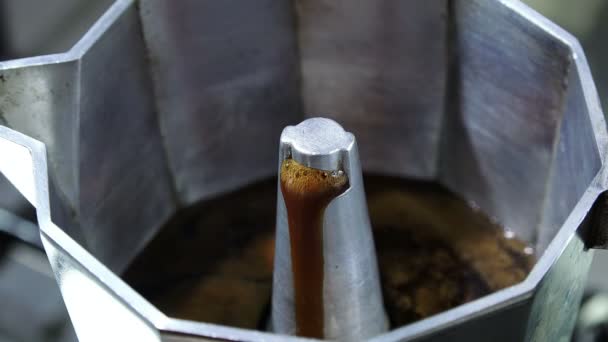 Typisch italienische Kaffeekanne — Stockvideo