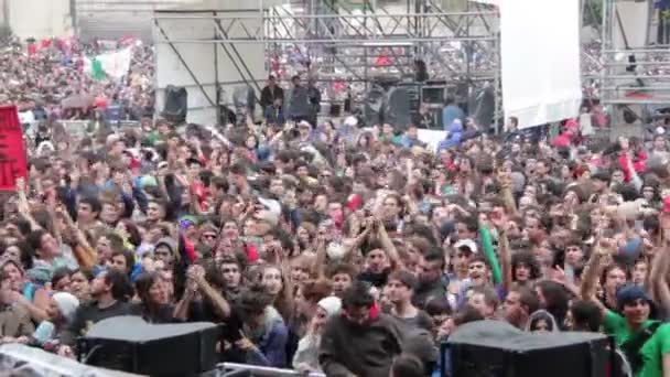 Gran multitud de personas bailando durante un concierto — Vídeo de stock