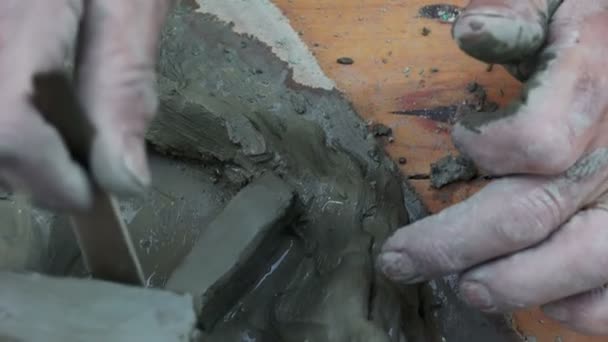 Глиняная скульптура, руки за работой — стоковое видео