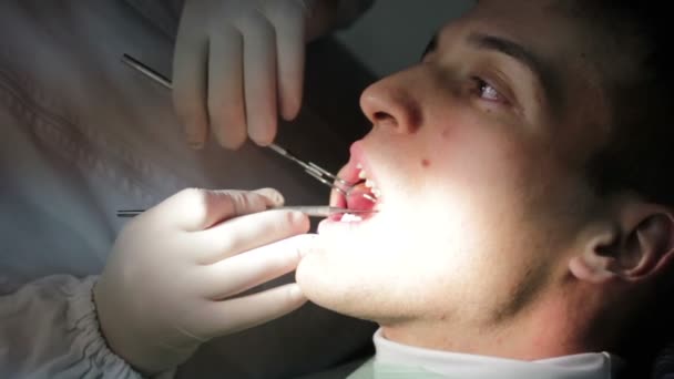 Zahnarzt - Nahaufnahme des offenen Mundes des Patienten während der Munduntersuchung
