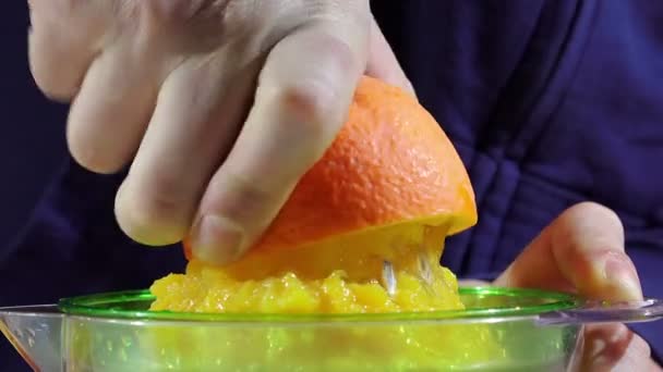 Hand drückt eine frische Orange — Stockvideo