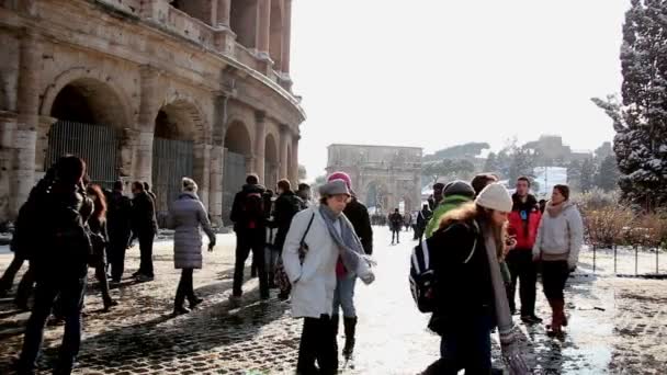 Mensen lopen op sneeuw in de buurt van Colosseum — Stockvideo