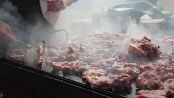 Cottura della carne sulla griglia del barbecue — Video Stock