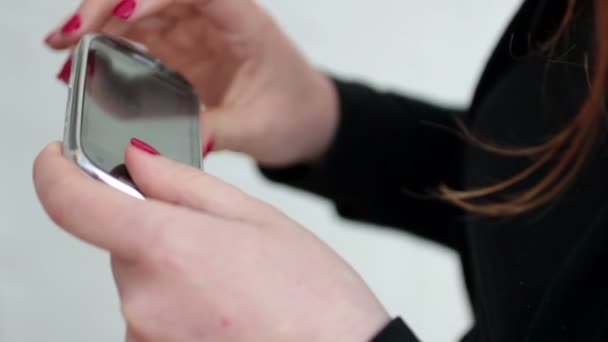 Femme utilisant un smartphone — Video