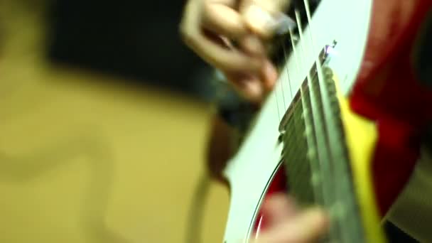 Людина грає на електричній гітарі — стокове відео