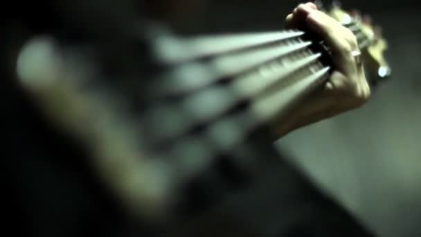 Mann spielt E-Bass-Gitarre — Stockvideo