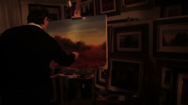 Pintor pinta um quadro de uma paisagem — Vídeo de Stock