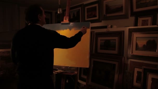 Målare målar en bild av ett landskap — Stockvideo