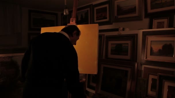 Pintor pinta um quadro de uma paisagem — Vídeo de Stock