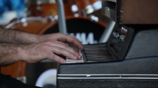 Piano met spelers handen — Stockvideo