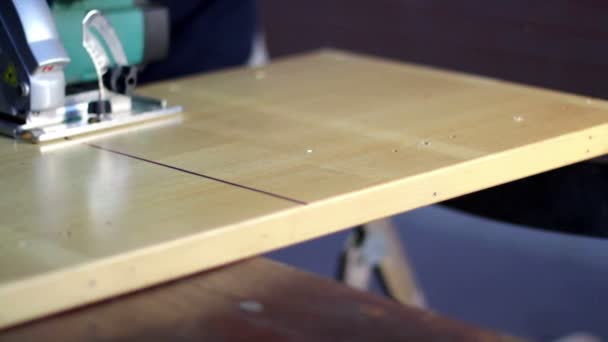 Hem förbättring - handyman slipa trägolv i workshop — Stockvideo