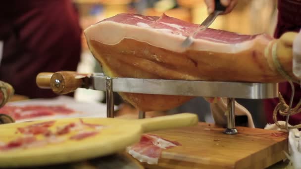 Chef rebanando jamón — Vídeo de stock