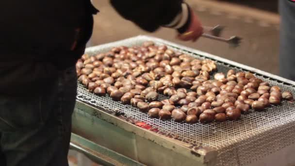 Muž, který prodává pečené kaštany — Stock video