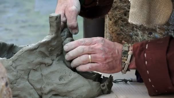 Artisan är att göra en lera skulptur — Stockvideo