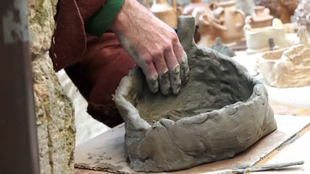 Artesão está fazendo uma escultura de barro — Vídeo de Stock