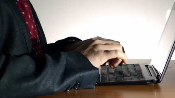 Чоловік, що працює з ноутбуком — стокове відео