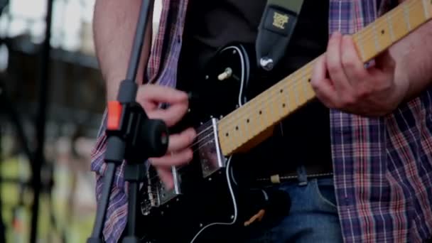 Man spelen elektrische gitaar — Stockvideo