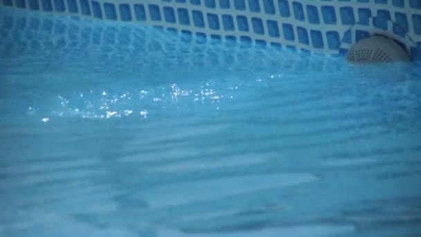 Eau propre dans une piscine bleue — Video