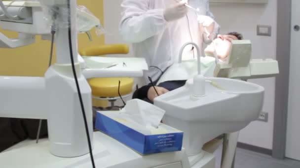 Primo piano della bocca aperta del paziente durante il controllo orale — Video Stock