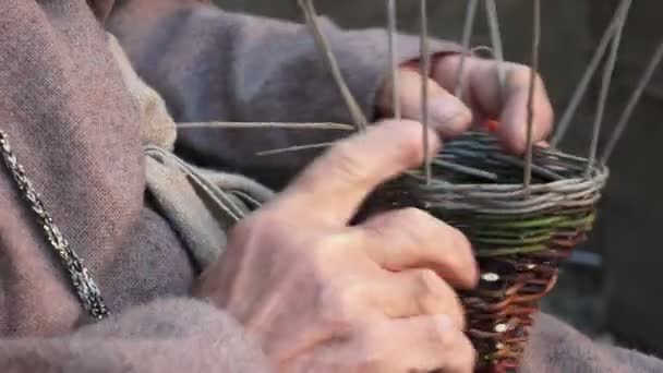 Viejo hombre haciendo una cesta — Vídeos de Stock