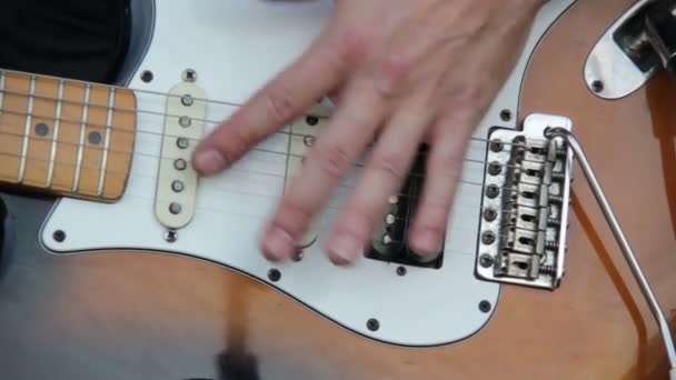 Man spelar elektrisk gitarr — Stockvideo