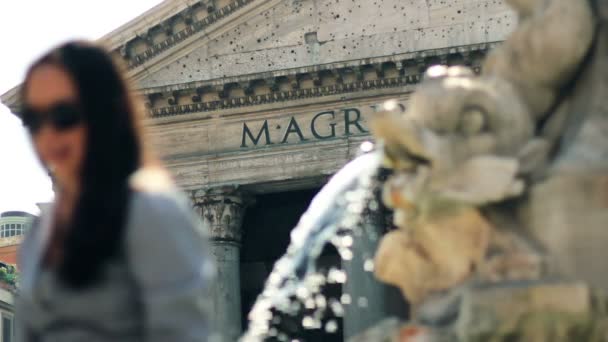 フォア グラウンドで噴水のあるローマのパンテオンの美しいショット — ストック動画