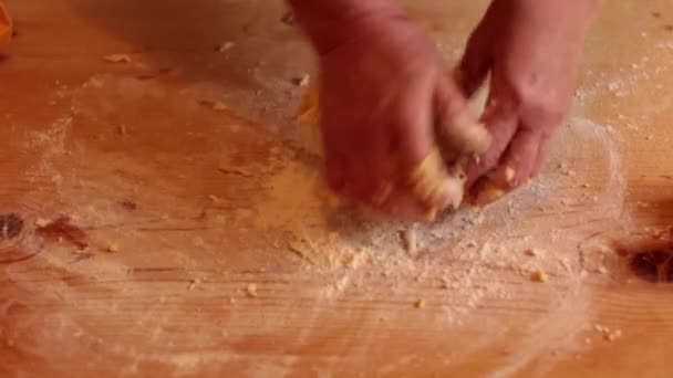 Mujer preparando pasta casera — Vídeos de Stock