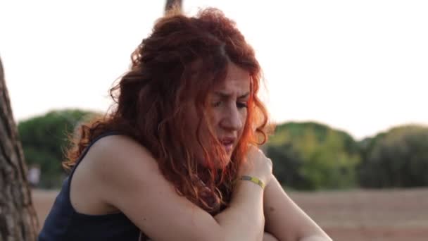 Девочка плачет в депрессии и разочаровании — стоковое видео