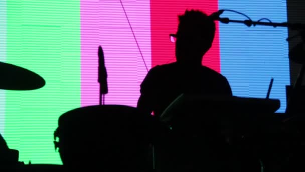 Hudebník hraje na bicí — Stock video