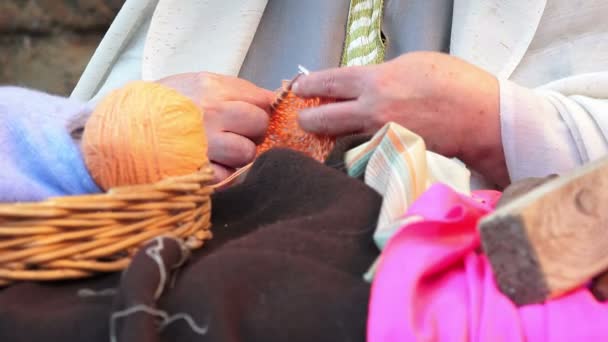 古い編み物をする女 — ストック動画