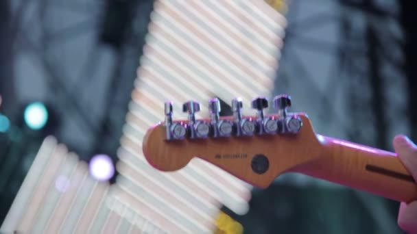 Guitarrista en concierto — Vídeo de stock