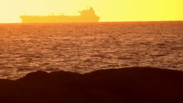 Golden Sunset ve kargo gemisi silüeti — Stok video