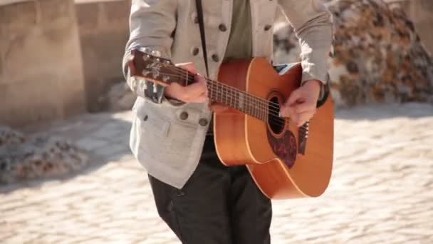 Toca la guitarra acústica. Concierto en el anfiteatro — Vídeo de stock