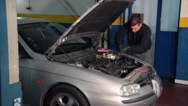 Auto monteur reparatie van auto-motor — Stockvideo