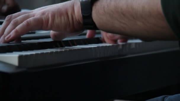 Піаніно з гравцями руками — стокове відео