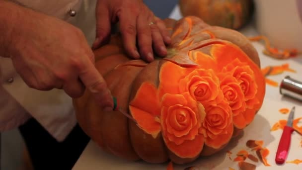 Κουζίνα καλλιτέχνης δημιουργεί τριαντάφυλλα — Αρχείο Βίντεο