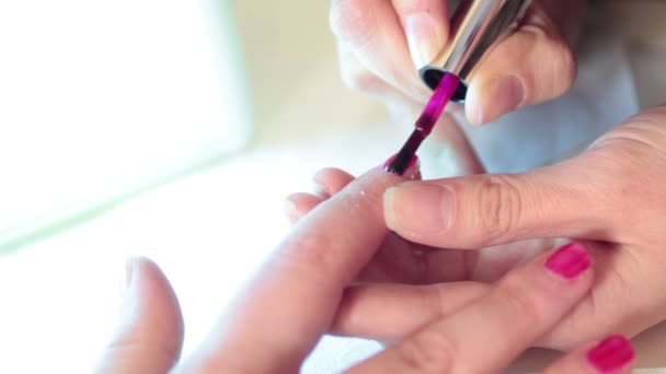 在美容院接受修指甲的女人 — 图库视频影像