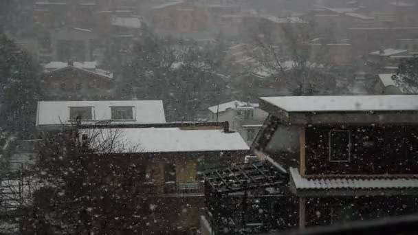 Staden under en snöstorm — Stockvideo