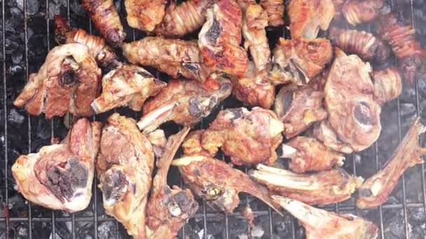 Cuisine de viande sur barbecue grill — Video