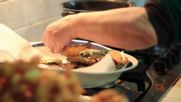 Cocinar experto freír pan y verduras — Vídeo de stock