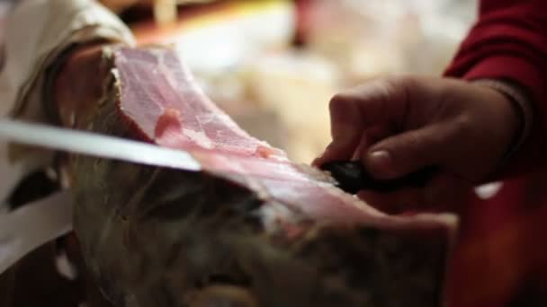 Centrarse en el hombre corte a mano jamón — Vídeos de Stock